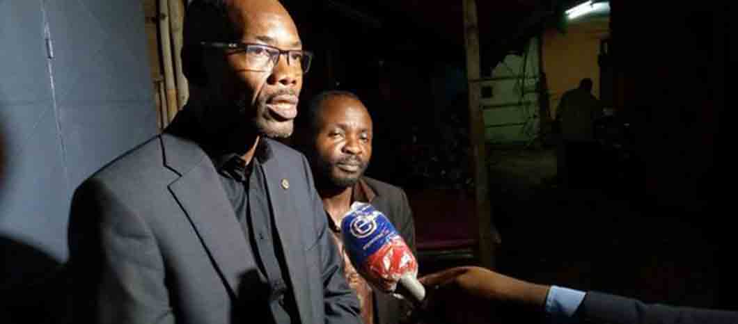 De gauche à droite : Me Emmanuel Simh (avocat) ; Lindovi Ndjio (journaliste au quotidien La Nouvelle Expression) au sortir de plus de 24h de garde à vue au Commissariat central N°1, Yaoundé / ©HT